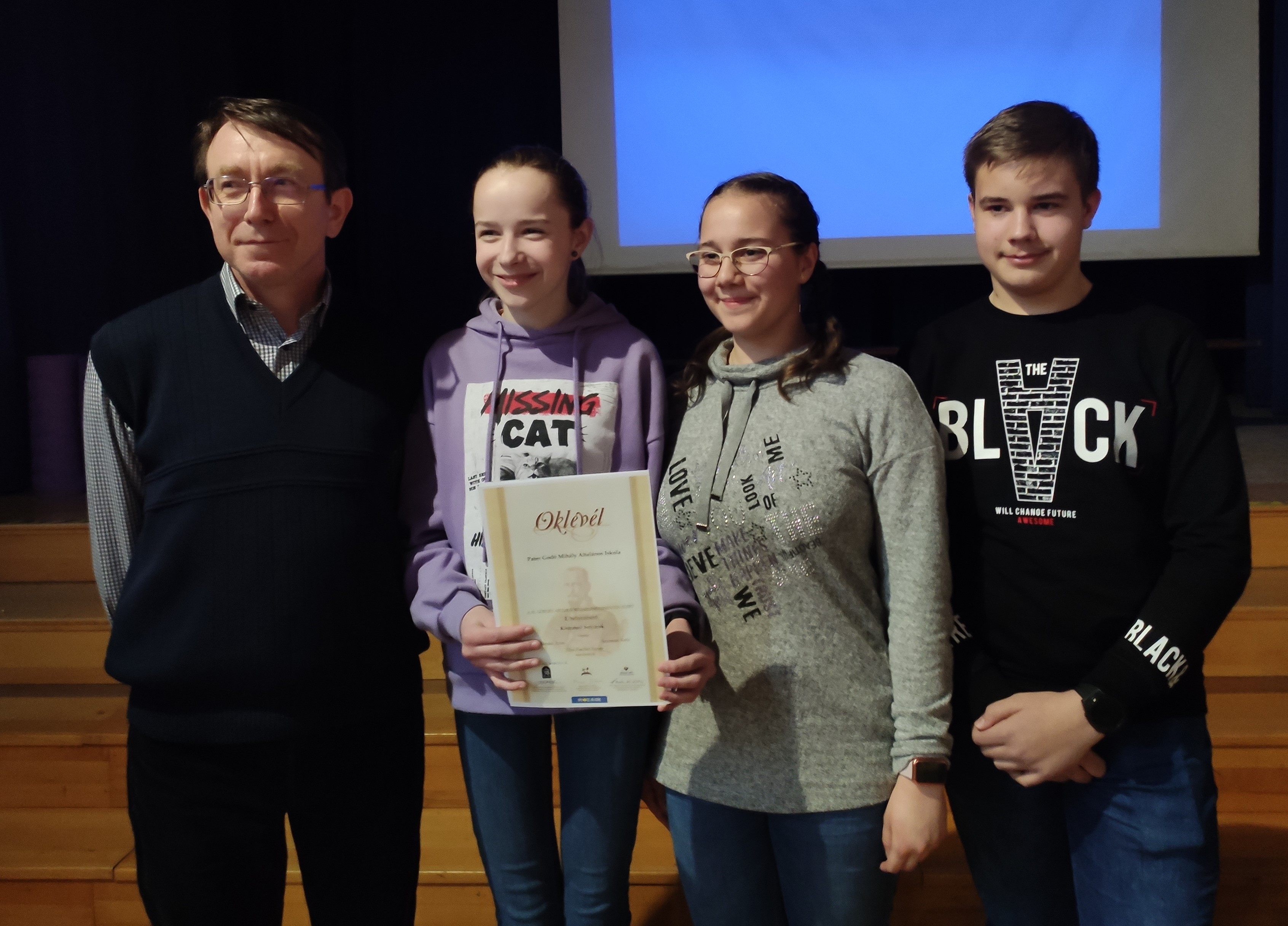 A gyztes kisiratosi csapat s felkszt tanruk